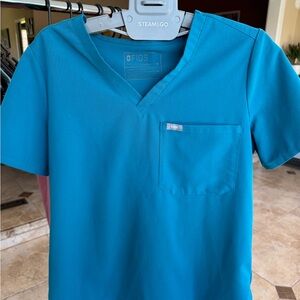 FIGS Women’s Catarina Scrub Top Medium in Pacific Blue